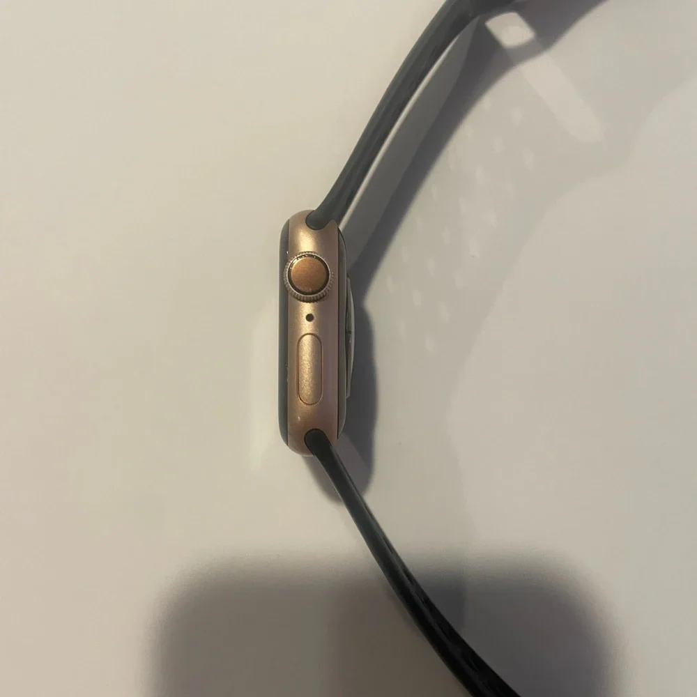 Apple Watch Series 4 40mm 16 GB Rose Gold w/ Black Nike Sports Band